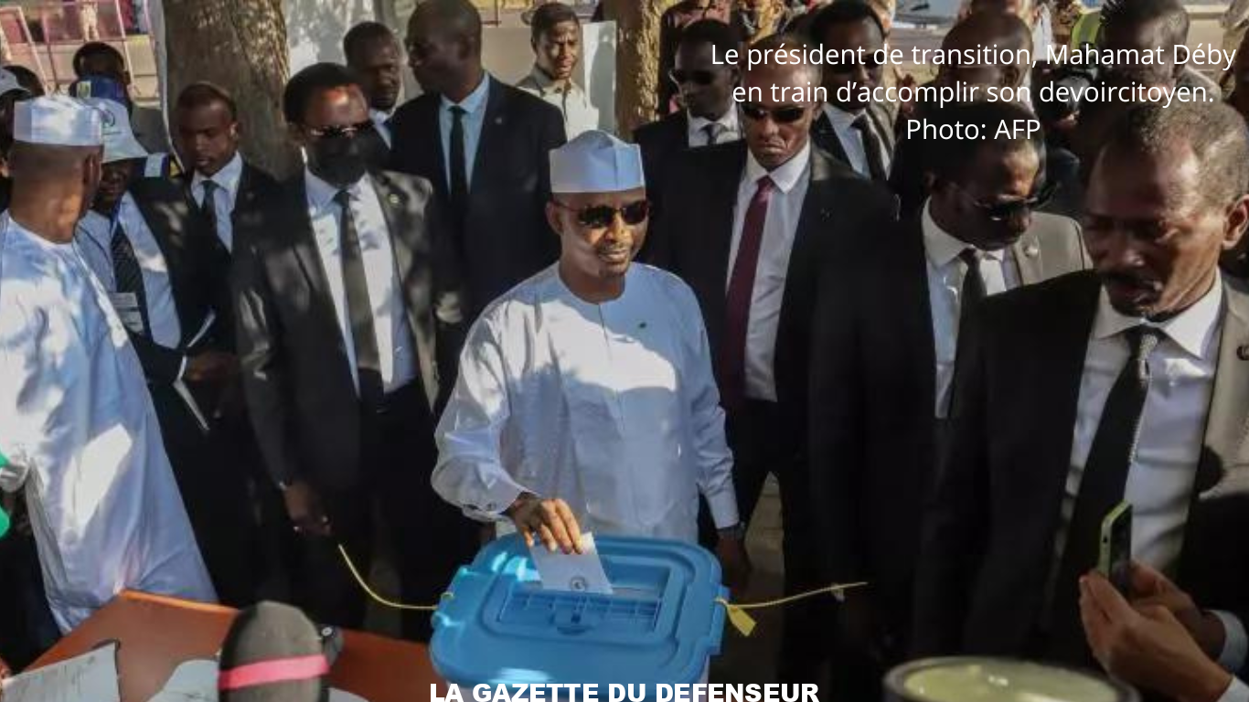 Le président de transition, Mahamat Déby en train d’accomplir son devoircitoyen. Photo AFP