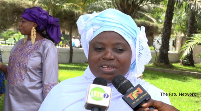 Gambie: La ministre de l’Environnement traine un journaliste en justice