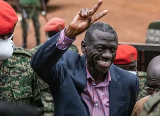 Ouganda: Pas de liberté provisoire pour l’opposant Kizza Besigye