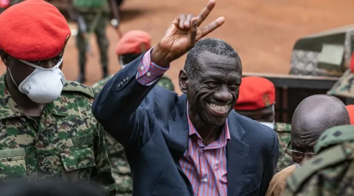 Ouganda: Pas de liberté provisoire pour l’opposant Kizza Besigye