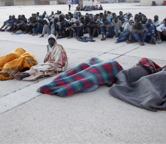 Libye: 21 corps de migrants découverts dans une fosse commune